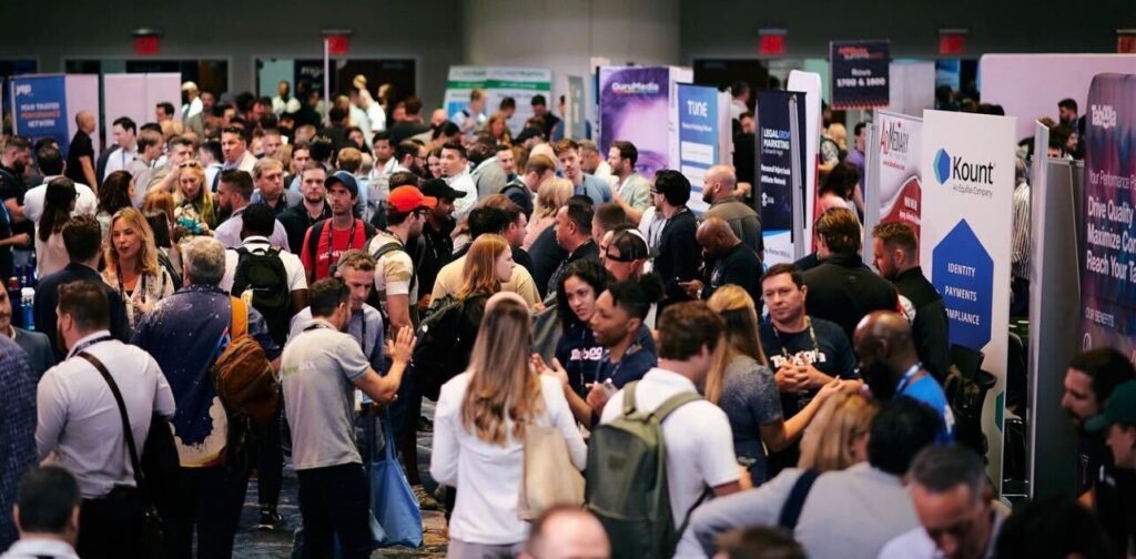 جناح TUNE في منتصف قاعة العرض في Affiliate Summit East 2023. مصدر الصورة: Affiliate Summit على Instagram