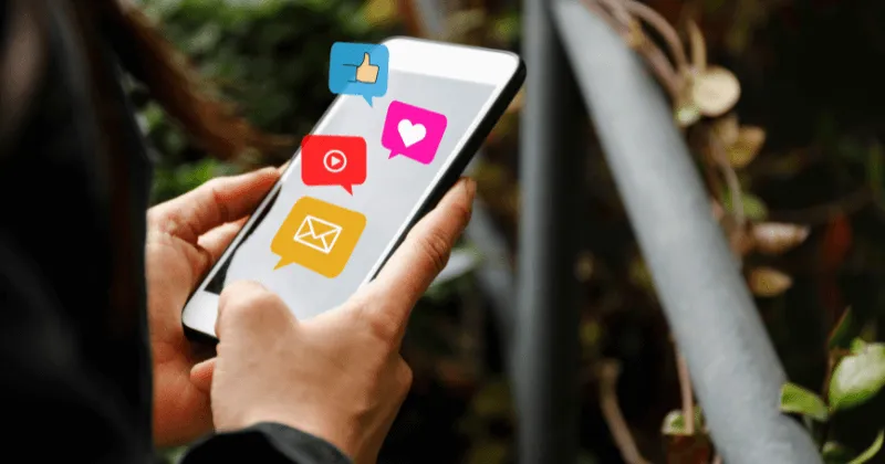 Utilisateur sur téléphone mobile interagissant avec les médias sociaux.