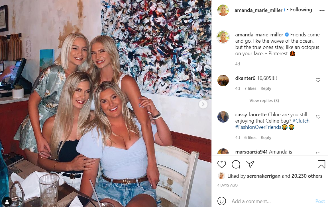Vier Freundinnen lächeln in die Kamera
