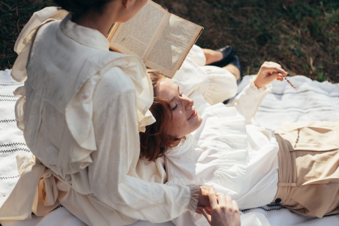 estetika akademisi ringan, gadis-gadis berbaring di bawah sinar matahari