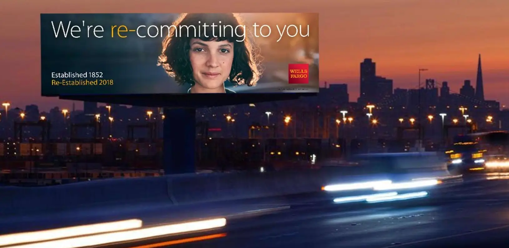 Bu resim, Wells Fargo'nun 2017'den 2019'a kadar başlattığı ve dolandırıcılık iddialarının ardından müşterinin güvenini yeniden kazanmayı amaçlayan "Yeniden Kuruldu" kampanyasını gösteriyor. Rakiplerden farklılaşmak için video, reklam ve sosyal paylaşımları kullanarak yenilikçi teknolojiyi ve kişiselleştirilmiş deneyimleri öne çıkardılar.
