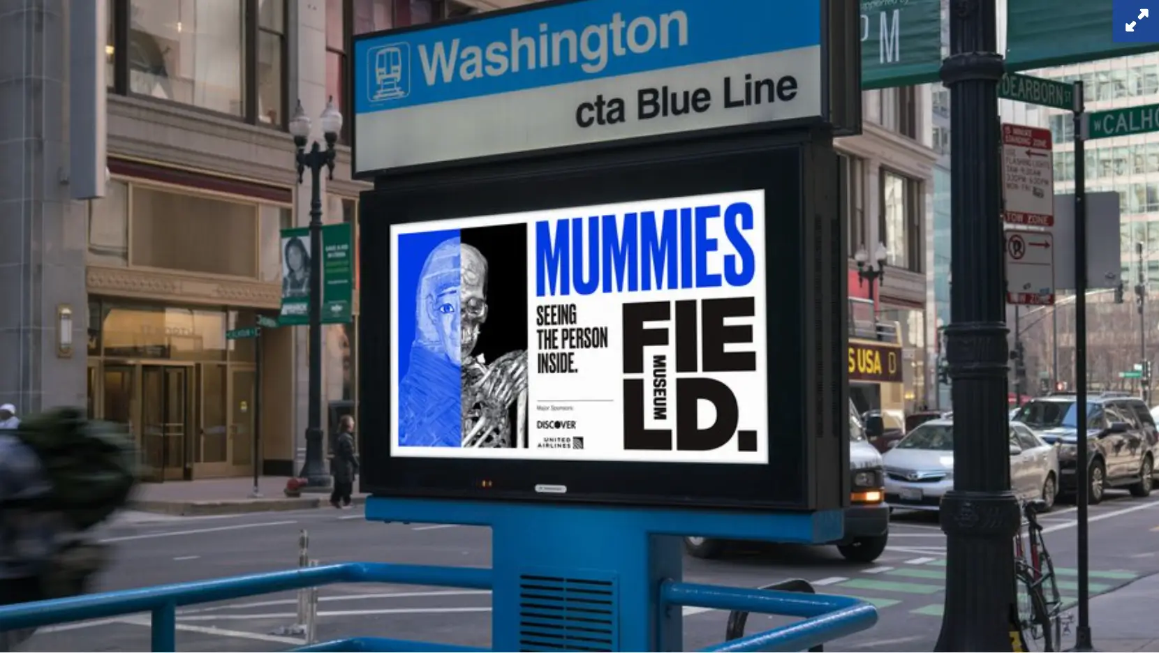 Esta imagen muestra la campaña del Field Museum de Chicago para su exhibición de momias en 2018, combinando publicidad tradicional con contenido de redes sociales para generar interés y atraer visitantes al museo.
