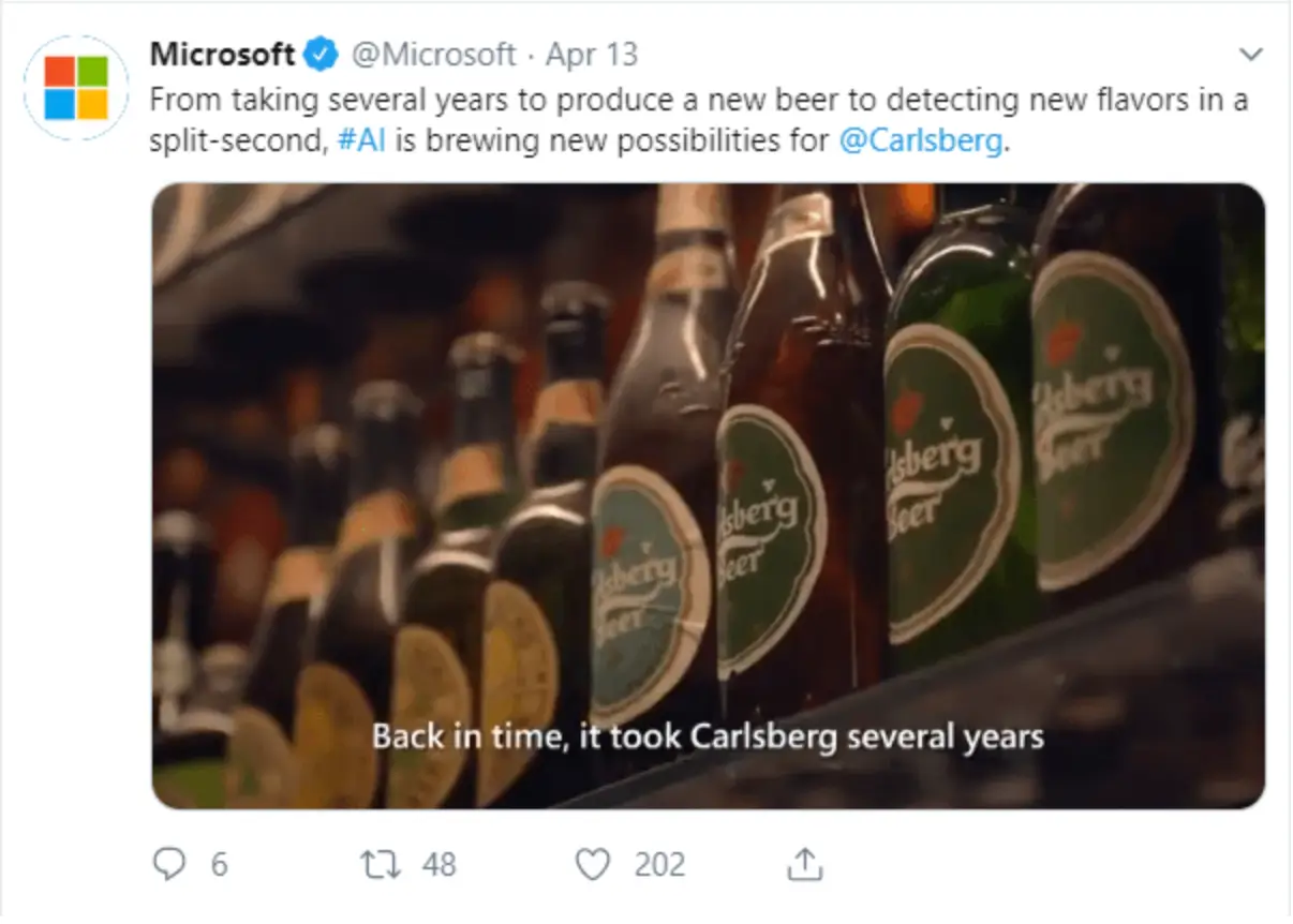 Dieses Bild zeigt die integrierte Marketingkampagne von Microsoft und Carlsberg aus dem Jahr 2017, die die KI-Fähigkeiten von Microsoft bewirbt, indem sie zeigt, wie KI zum Brauen neuer Biersorten eingesetzt wird, was die Benutzer überrascht und begeistert. Anzeigen wurden auf Twitter, YouTube, Facebook und in Printpublikationen wie der Financial Times geschaltet.