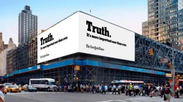 Dieses Bild zeigt die 2017 gestartete Kampagne „The Truth is Hard“ der New York Times, die ihr Engagement für Integrität und die Herausforderungen der Verbreitung der Wahrheit durch integriertes Marketing über Plakatwände, Videoanzeigen, soziale Medien und Printanzeigen hervorhebt.