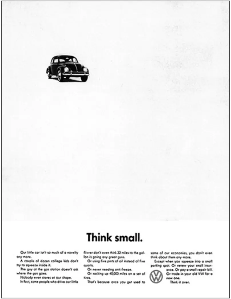 この画像は、1950 年代後半に DDB によって作成されたフォルクスワーゲンの「Think Small」広告キャンペーンを示しており、VW ビートルを小さくて信頼できる車であり、アメリカの消費者にとって賢明な選択であると位置づけています。このキャンペーンは印刷物、テレビ、看板、ラジオで成功を収め、そのシンプルさと効果によりビートルの販売を活性化しました。