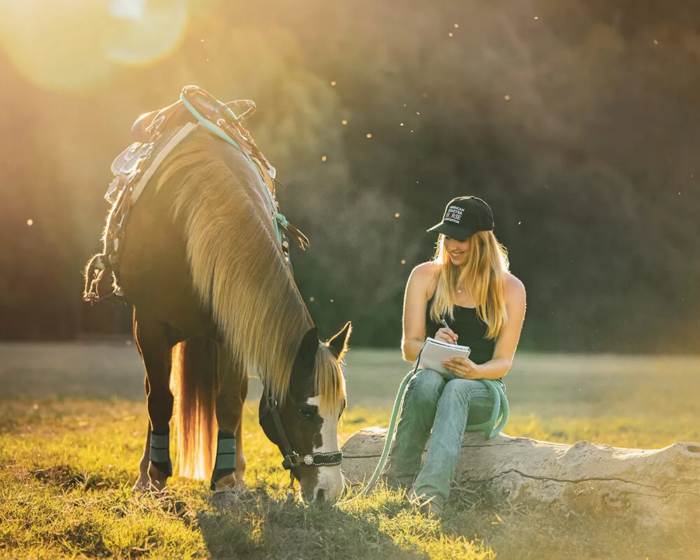 Lado del campo: chica con caballo