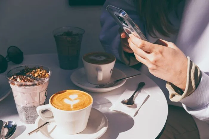 creando contenido de Instagram en la cafetería