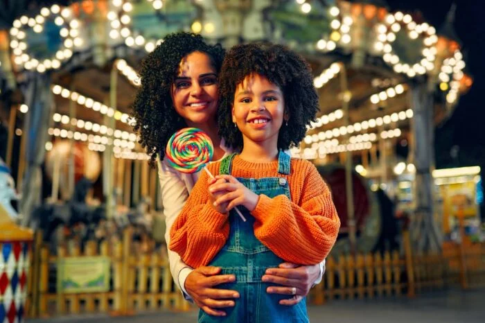 les enfants s'amusent dans un parc d'attractions