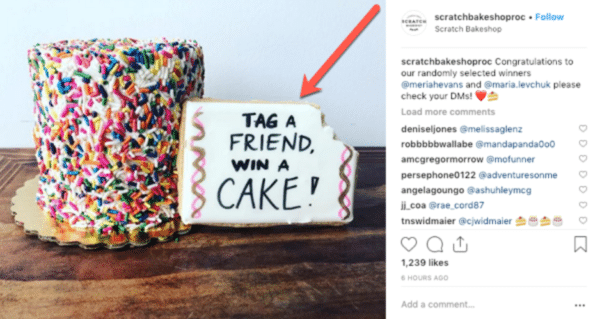 Post virale di Instagram di Scratch Bakeshop con una torta colorata che dice tagga un amico, vinci una torta