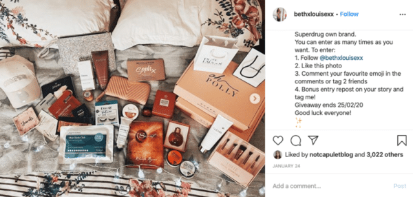 Post virale di Instagram di Beth Louise con diversi prodotti di bellezza ed essenziali