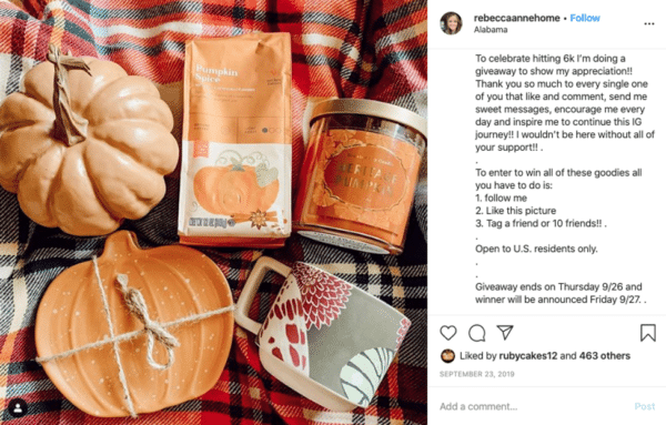 Post di omaggi virali su Instagram di Rebecca Anne con omaggi di design di tazze e zucche