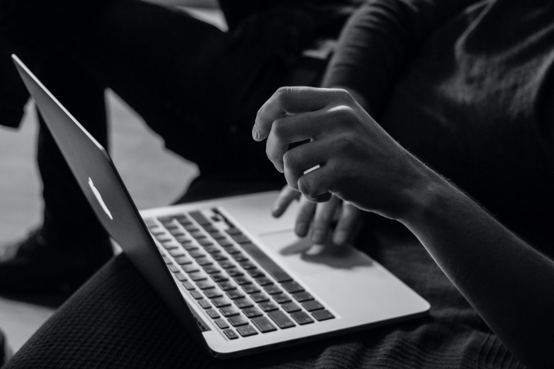 Menggunakan laptop Stok Gambar