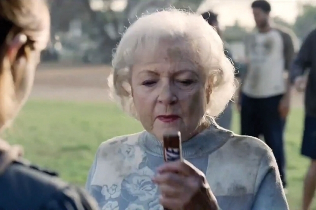 comercial de snickers betty white