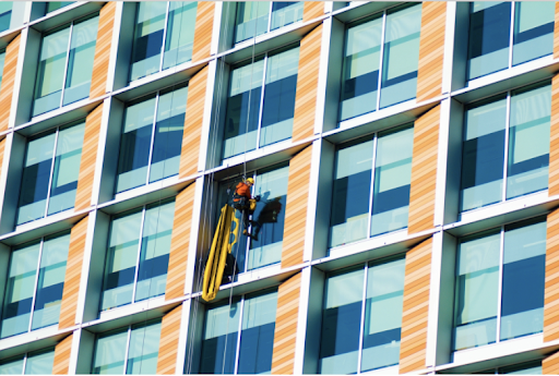 Servicios de lavado de ventanas en acción