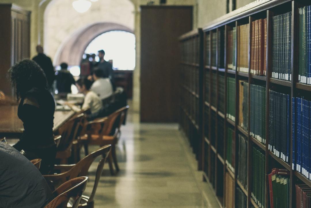 大学图书馆的图像