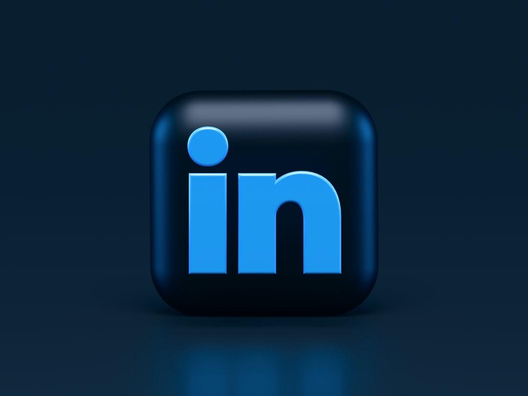 โลโก้ LinkedIn บนพื้นหลังสีเข้ม