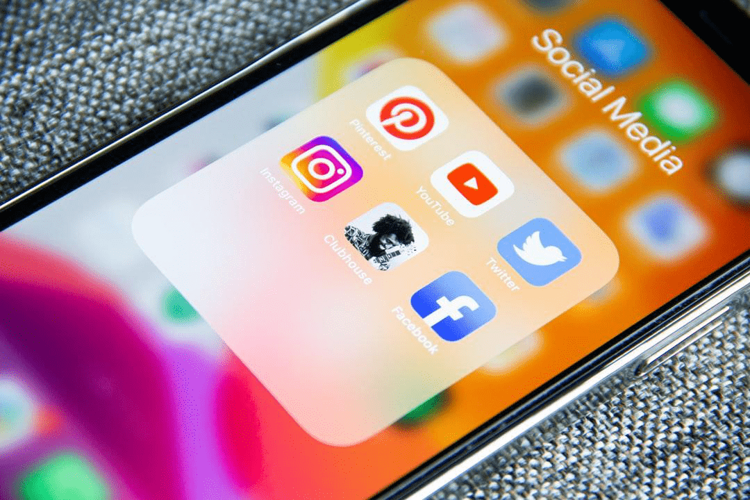 telefono con i loghi dei social media visualizzati