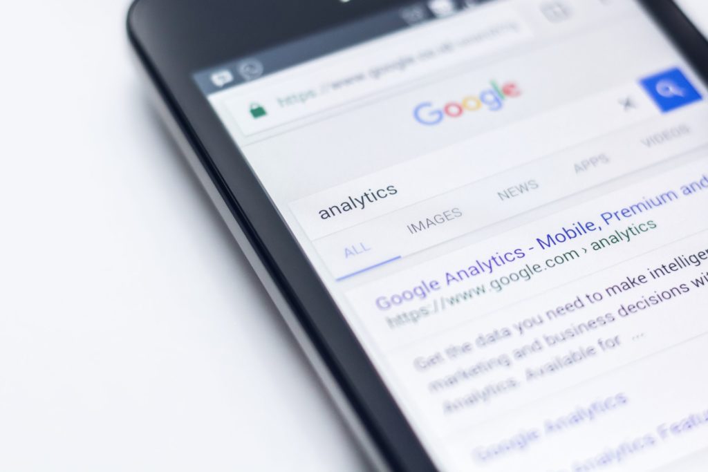un telefono che mostra i risultati di ricerca di Google per l'analisi