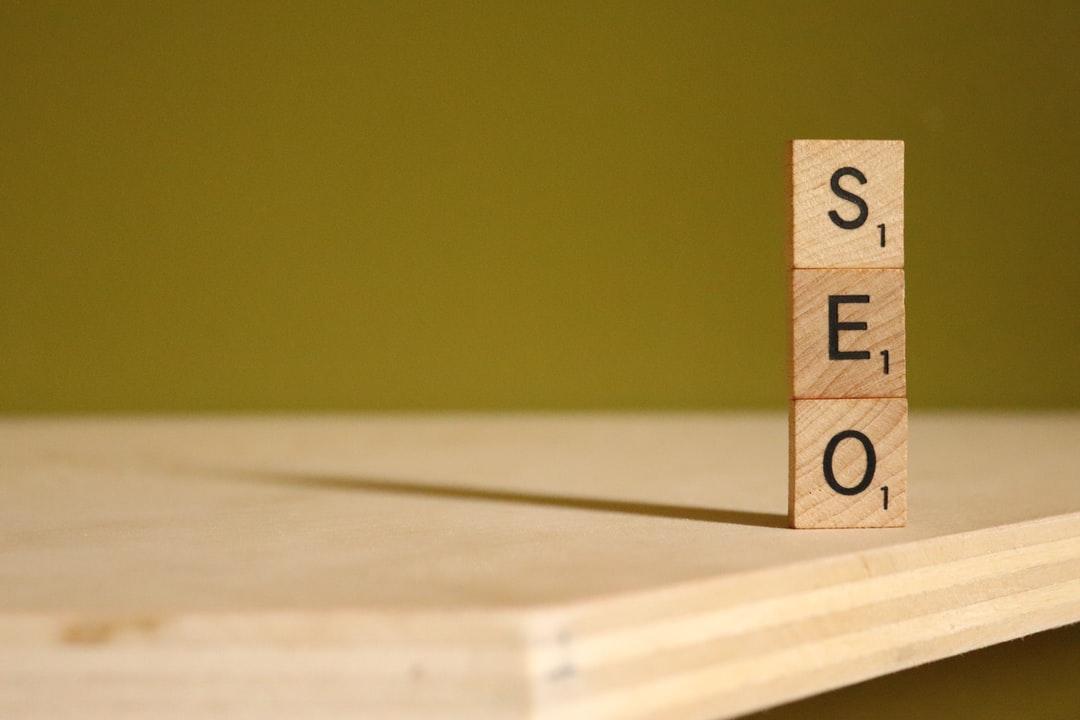 piezas de juego de mesa apiladas para deletrear SEO