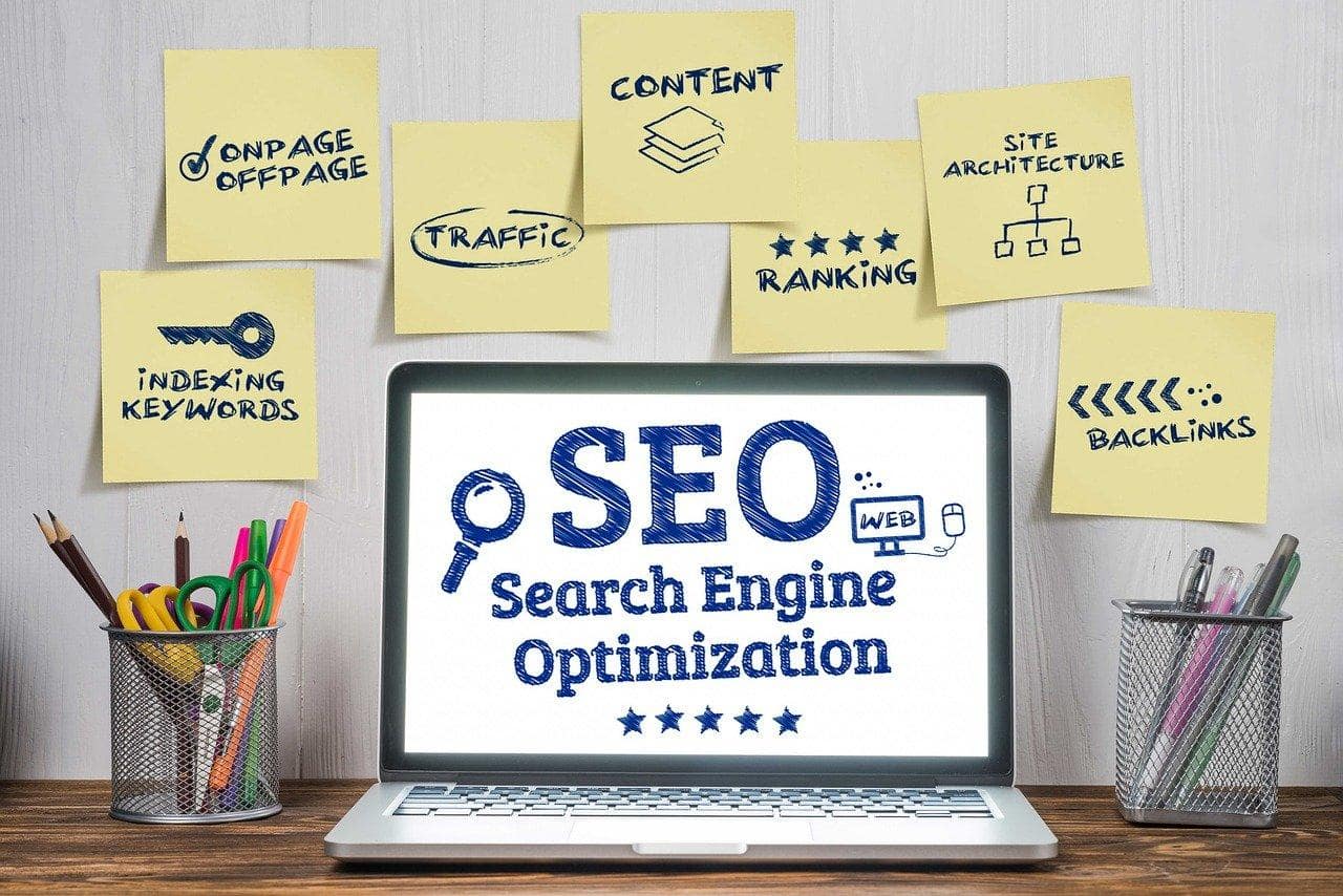 SEO検索エンジン最適化が表示されたラップトップ