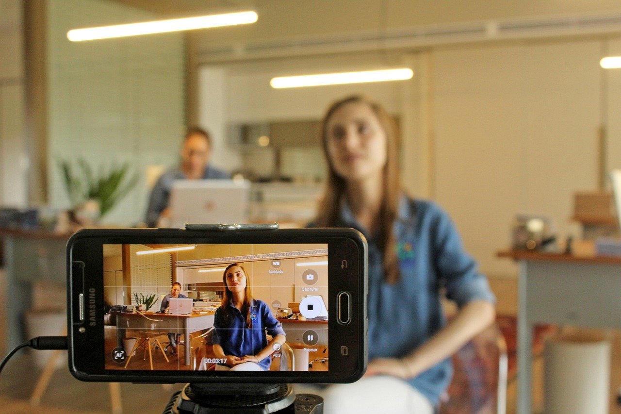persona grabando video en smartphone