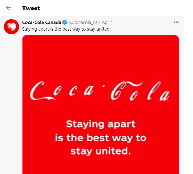 A imagem é um anúncio postado na página do Twitter da Coca Cola Canada incentivando o distanciamento social durante o Covid-19