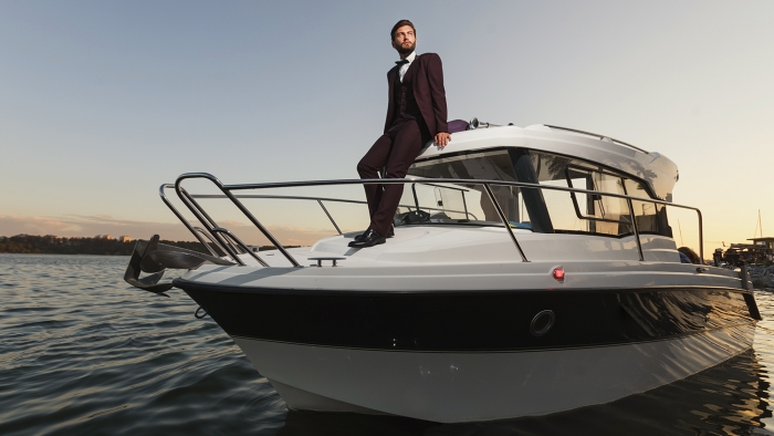erfolgreicher Mann auf einer Yacht
