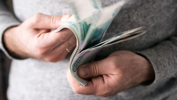 personne avec des billets de banque