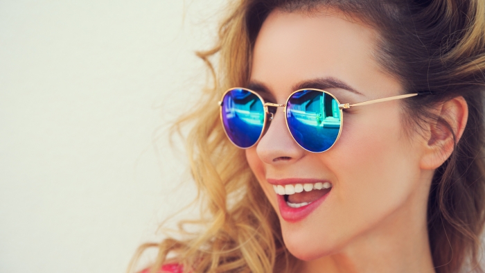 Frau mit Sonnenbrille