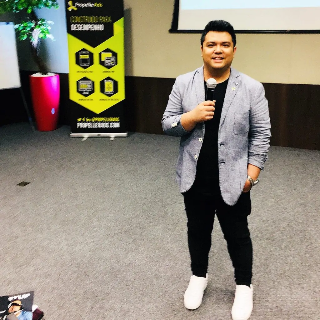 Reklamy śmigieł — Renz Gonzales