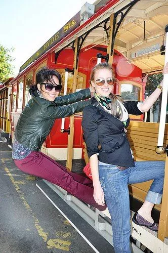Virginia Nussey e Jessica Lee SES San Francisco 2012 Hanging Out on a Trolley in San Francisco