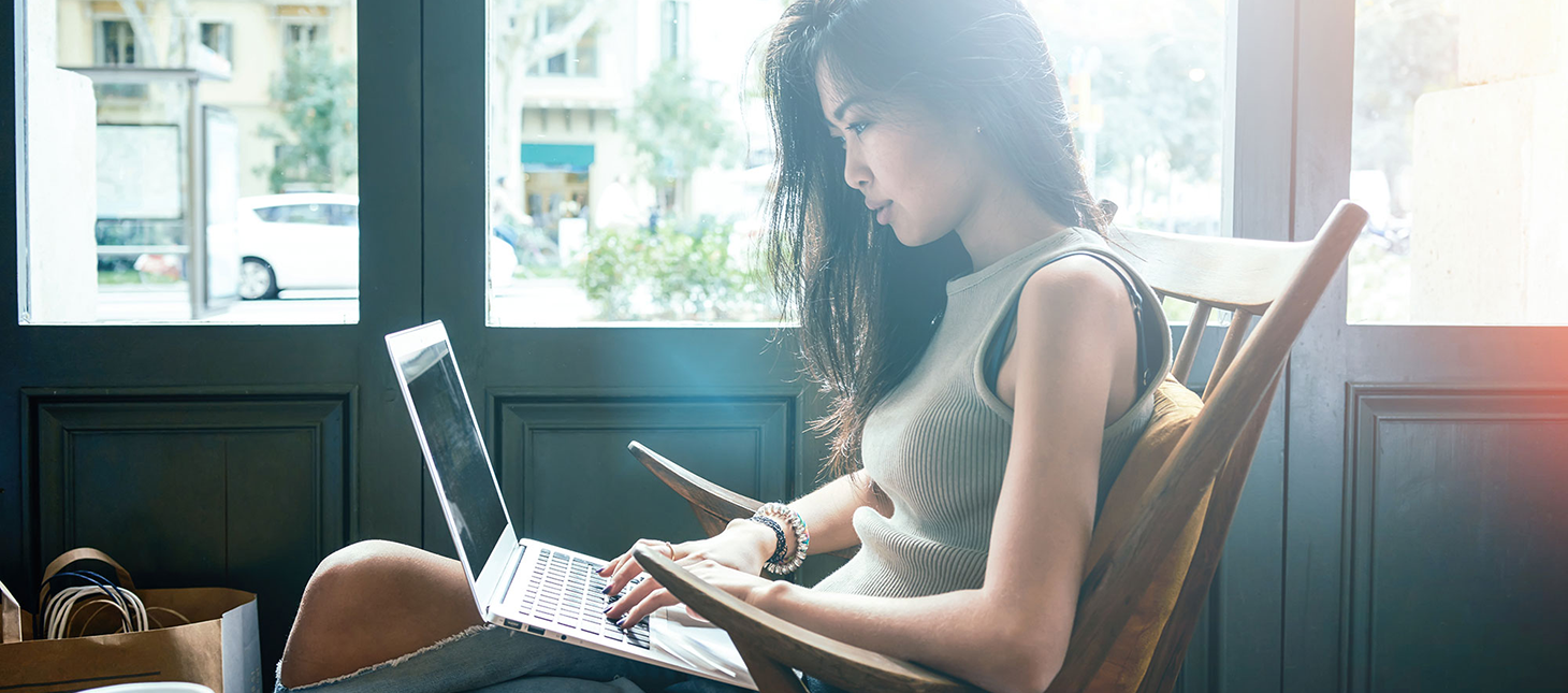 Femeie într-o cafenea pe un computer