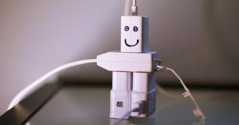 Bot hecho de cables enchufados entre sí.