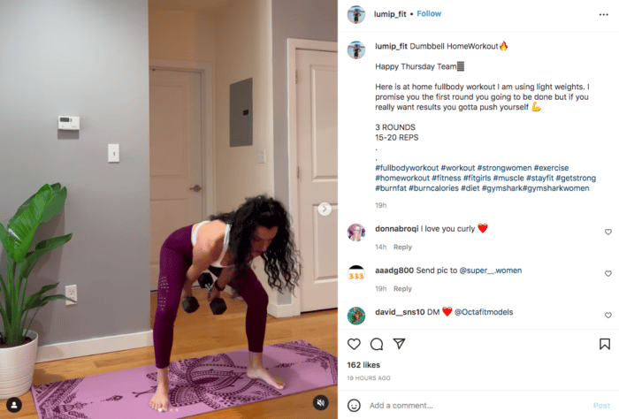 Instagramのホームダンベルトレーニングのビデオ