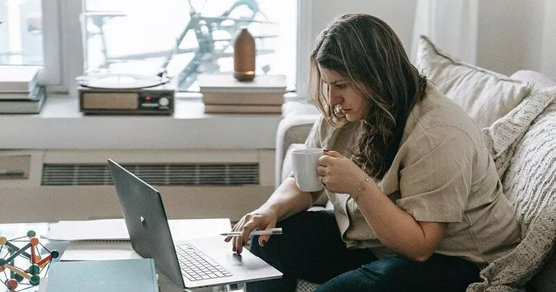 Digital Marketer überprüft Rankings in organischen Suchergebnissen in einem Suchmaschinen-Ranking-Bericht.
